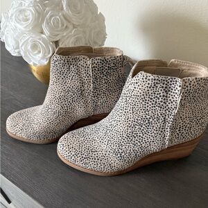 NWOT Toms Women's Ankle Booties - Black and Cream